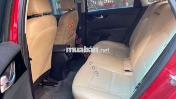 Kia Cerato màu đỏ