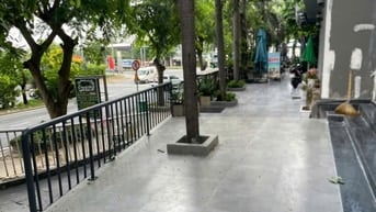 Cho thuê Shop chân đế mặt tiền Hoàng Quốc Việt vị tri đẹp nhà mới .