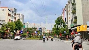 nhà mặt tiền phan tây hồ DT: 49m2