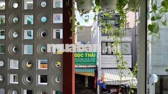 Anh share tầng 1 thang bộ nhà đẹp khu Phú Nhuận
