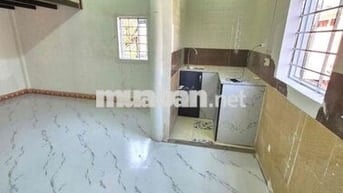 Gác siêu rộng ở được 3-4 bạn, mặt tiền đường ngay Chợ Lớn, Quận 6