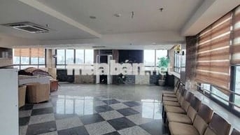 Cho thuê nguyên tầng thượng có thang máy, lối đi riêng