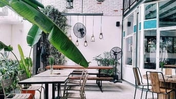 Nhân viên bán Chocolate mang đi khu vực TPHCM