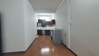 Lầu 1 diện tích 90 m2 ,2 p  ngủ, 1 p khách, 1 bếp.