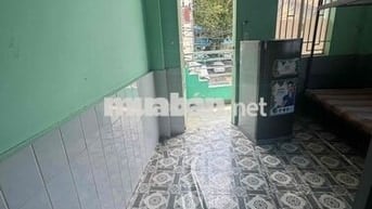 phòng ban công, cửa sổ thoáng mát