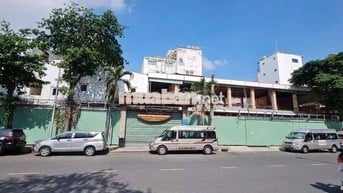 Cho thuê 3000m2 nguyên khu góc 3 Mặt tiền đường Hoàng Việt.