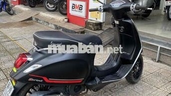Vespa nữ chạy