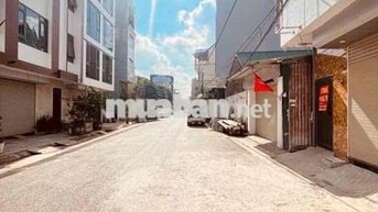 Toà văn phòng,kết hợp ở. Có thang may, ô tô tránh thoải mái.
