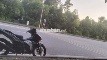 Xe tay ga Yamaha đen trắng