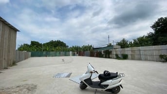 Cho thuê gấp 2000m2 đất mặt tiền sát Võ Trần Chí. 