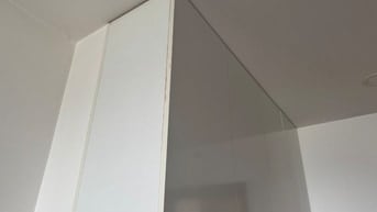 Tủ bếp gỗ mới 95% thiết kế đơn giản sang trọng.
