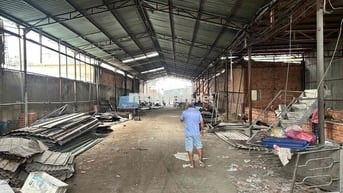 cho thuê nhà xưởng quốc lộ 1 . xưởng đang sửa chữa ngang 13m