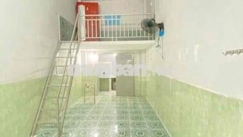 Phòng sạch sẽ có gác . Sân đậu oto thoải mái. gần hành chính công