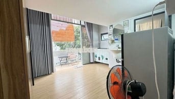 Căn hộ gác ban công thoáng mát , Trần xuân soạn gần cầu nguyễn văn cừ