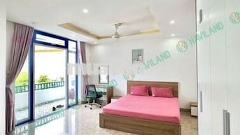 Studio hồ bơi 40m2, ban công, view biển. Dọn phòng hàng tuần.
