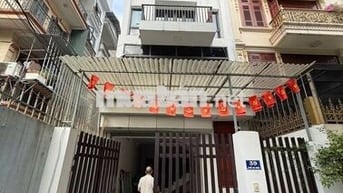 HOÀNG QUỐC VIỆT - CẦU GIẤY, 70m2 x 4T, MT:5m. Chia 2 phòng, đủ ĐH,NL.