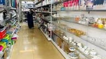 Show Room VƯƠNG’ S cần tuyển 1 chị tạp vụ + 2 em đứng quầy