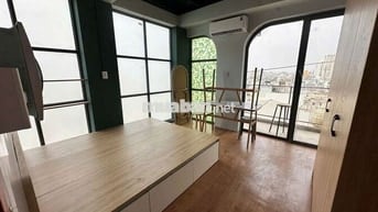 CĂN HỘ 2 PHÒNG NGỦ CÓ BAN CÔNG CỬA SỔ LỚN RIÊNG MỖI PHÒNG GẦN Q1