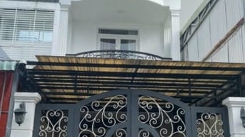 BÁN NHÀ ,hẻm 8m2, đường gò ô môi ,Q7 –dt- 4x20  Đúc trệt 2 lầu + sân t