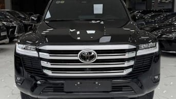 Bán Toyota Land Cruiser LC300 sản xuất 2025, siêu lướt 8000 Km.