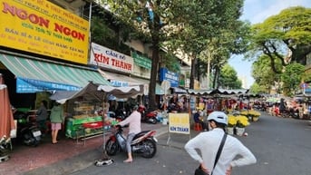 Bán nhà ngay chợ Hòa Bình 1 trệt 2 lầu DT đất 84m2 đường Bùi Hữu Nghĩa
