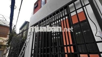 Nhà mới xây 1 trệt 2 lầu 1 sân thượng cách Quang trung 1 căn.