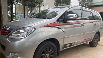 Xe gia đình Toyota Innova 7 chỗ màu bạc