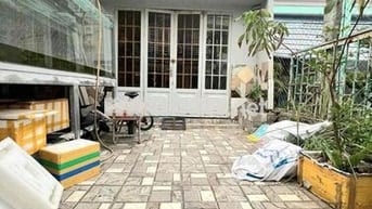 NHÀ RỘNG. 4,5*30. CẤP 4 : 2PN WC. SÂN TRƯỚC. SÂN SAU
