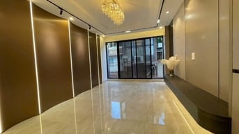 Mặt phố thời trang 2 thoáng, sau ngõ chung, cổng riêng, ở& kinh doanh