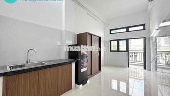 PHÒNG BAN CÔNG FULL NỘI THẤT NGAY GẦN ĐH NGUYỄN TẤT THÀNH