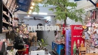 Sang nhượng cửa hàng trà sữa và mì trộn gần trường học