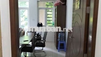 Phòng 25m2 đủ đồ cơ bản, thang máy. Cửa sổ, ban công tại Tam Trinh