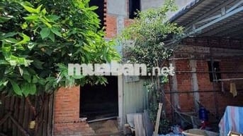 Nhà và đất 1 nền có nhà 1 lầu đúc 2 nền có nhà tiền chế có lẻ từng nền