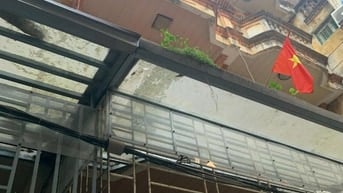 Chính chủ bán nhà phố Pháo Đài Láng, diện tích 47,8m2, 4 tầng 1 tum