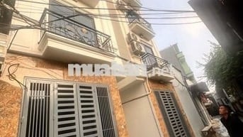 Ô tô đỗ cửa. 3 bước ra chợ. Cạnh trục đường lớn vào trung tâm