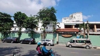 Cho thuê nhà 3000m góc 2 mặt tiền Đ.Hoàng Việt,Q.Tân Bình giá 700 Tr.