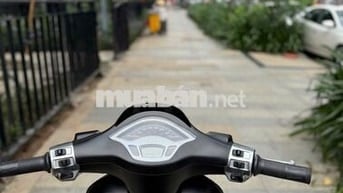 VESPA SPRINT tặng cặp dầu láp, thảm trải sàn