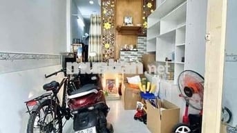 Nhà giáp Nguyễn Sơn - DT:3x8 - đúc 2 tầng - Chỉ 2.xtỷ