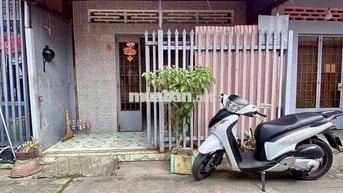 Bán đất tặng căn nhà cấp 4 ngay Bà Điểm, Hóc Môn giá chỉ 700trieu shr