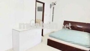 Phòng trọ cửa sổ, máy lạnh, kệ bếp, giường nệm, sát Quận 1, quận 4, 5