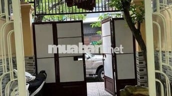 Cho Thuê Nhà Đẹp Rộng Đường Nguyên Hồng, Bình Thạnh (Có Sân + Vỉa Hè)
