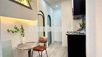 TRỐNG SẴN 2PN FULL NỘI THẤT CỬA SỔ NGAY BỜ KÈ GIÁP Q3, PN