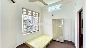CHDV Mức Sinh Viên - Ban công cửa sổ - Gần UMP giáp Q5