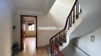 Phòng tầng 5 view đẹp ban công thoáng