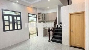 hơn 3T xíu- không lộ giới- không quy hoạch- 3 tầng - 2 pn - đg HT06- g