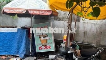 Do không có người bán nên cần sang nhanh lại quán cf sinh tố