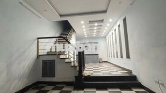 Nhà 110 Nguyễn Hoàng Tôn 50m2x 5 tầng 5pn 15tr