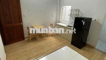 Phòng Full nội thất cửa sổ giếng trời