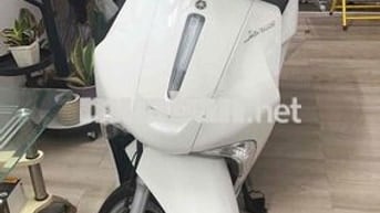 xe nhà chạy. màu trắng hơn Ngọc Trinh í.