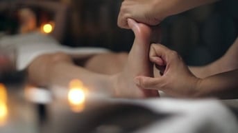 Nhận massage bấm huyệt chữa trị đông y